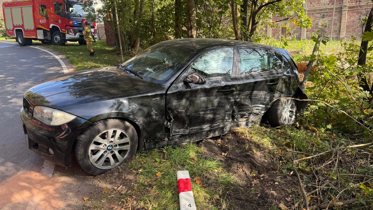 Ścinawka Górna. Mocne zderzenie dwóch aut koło Zamku Sarny. W obu urwały się koła - Zdjęcie główne