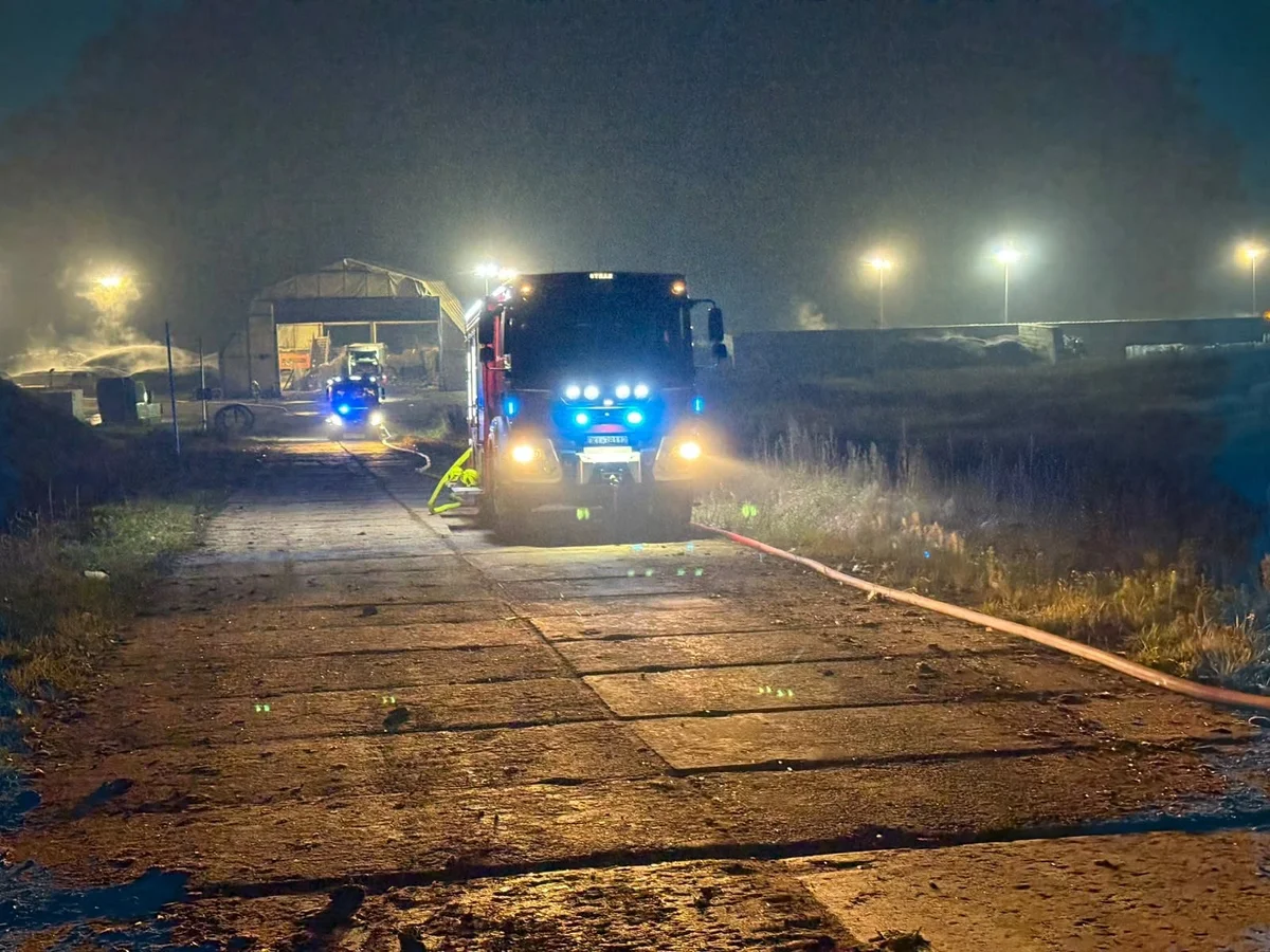 Pożar składowiska odpadów w Ścinawce Dolnej. Strażacy działali niemal 6 godzin [zdjęcia] – zdjęcie 1