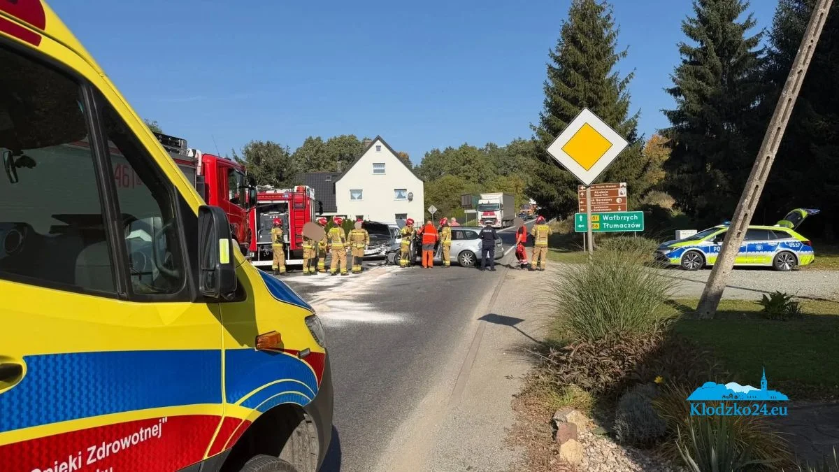 Gorzuchów: Golf zderzył się z Hondą na skrzyżowaniu DW381 i DW386. Droga zablokowana