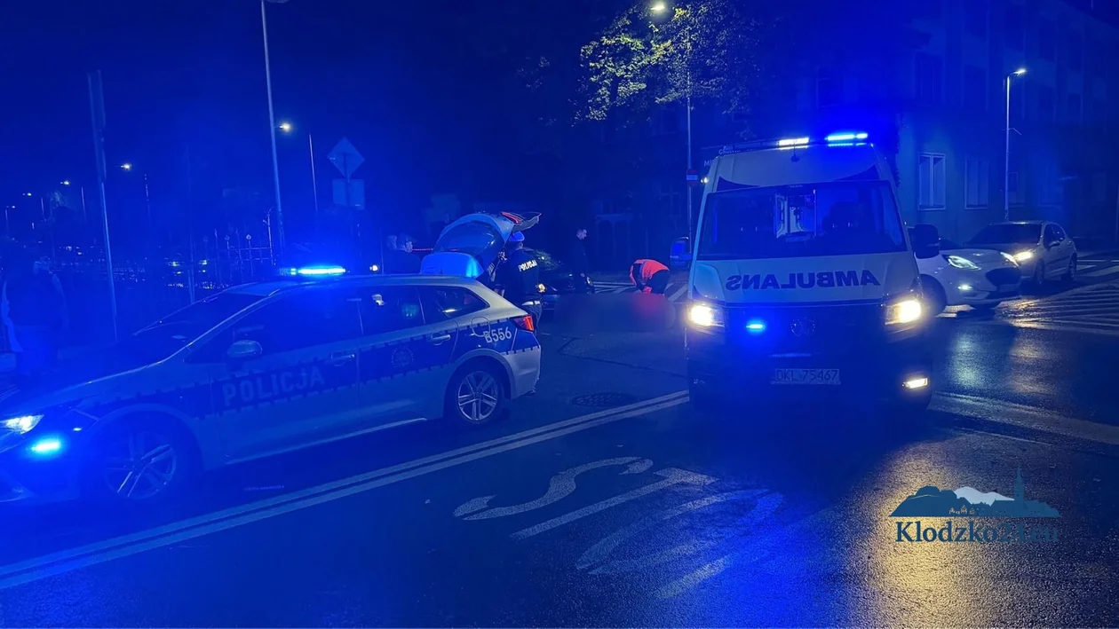 Volkswagen Beetle potrącił pieszego w Kłodzku. Poszkodowany trafił do szpitala