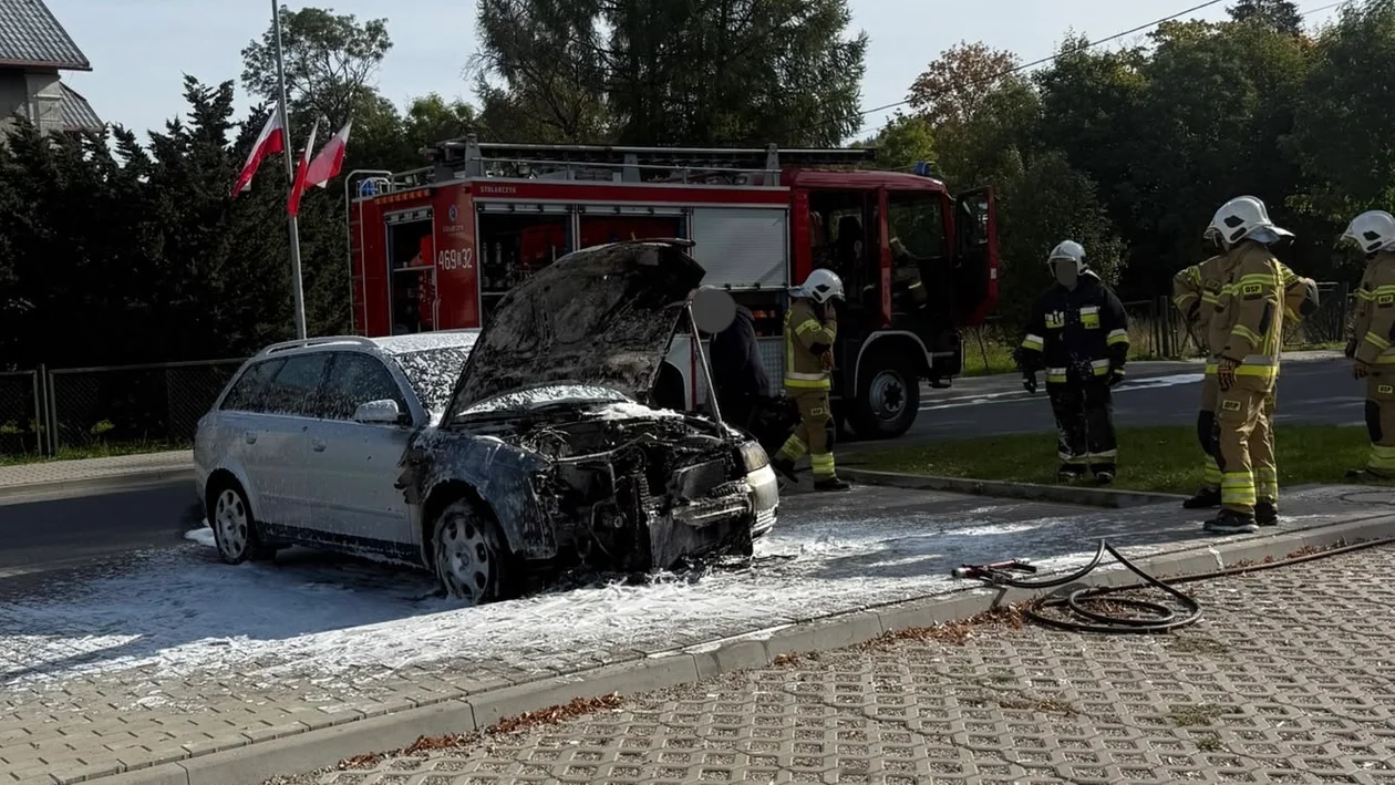 Szczytna. Zaparkowane Audi stanęło w ogniu. Samochód doszczętnie spłonął - Zdjęcie główne