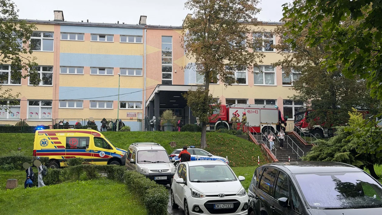 Ktoś rozpylił gaz w szkole w Kłodzku. Dzieci trafiły pod opiekę ratowników - Zdjęcie główne