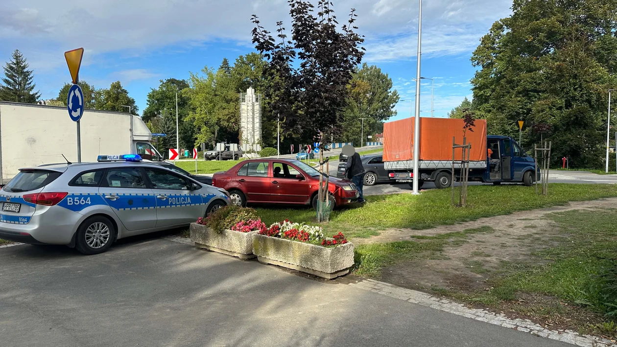 Kłodzko - kolizja na rondzie - Zdjęcie główne