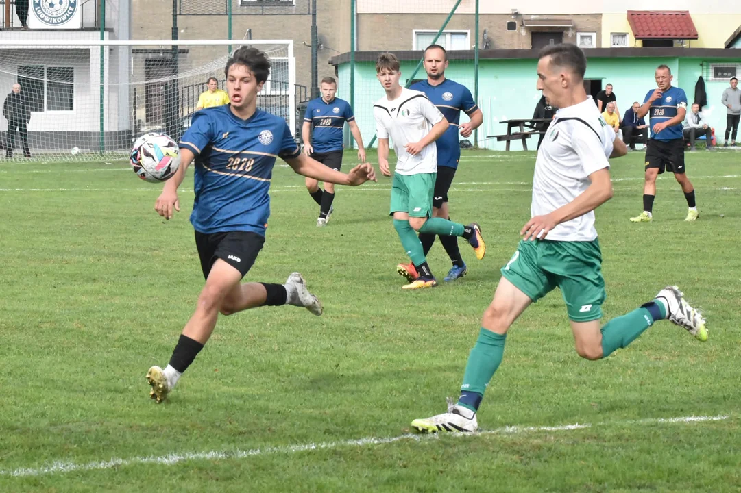 Trudna kolejka Nysy Kłodzko. Pierwsza drużyna przegrała 0:2, rezerwy 0:5 [ZDJĘCIA] - Zdjęcie główne