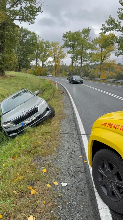 Skoda wypadła z DK46 w Podzamku. Kolejne zdarzenie na dobrze znanym zakręcie