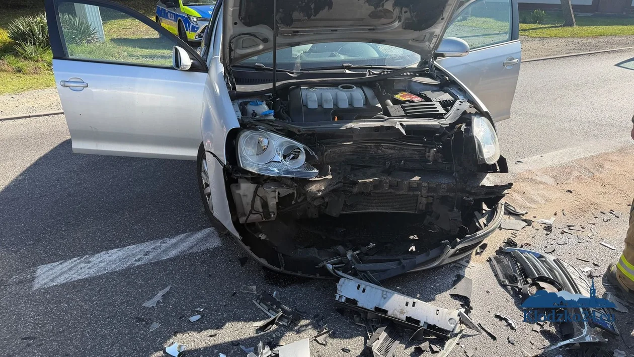 Wypadek na DW381 w Gorzuchowie. Dwie osoby trafiły do szpitala, ruch wahadłowy (ZDJĘCIA) - Zdjęcie główne