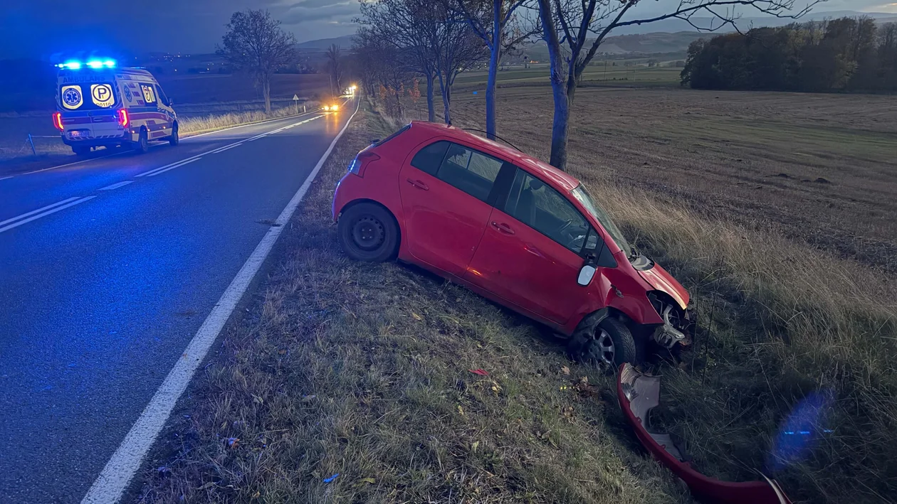 Bożków - dachowanie na drodze 381 - Zdjęcie główne