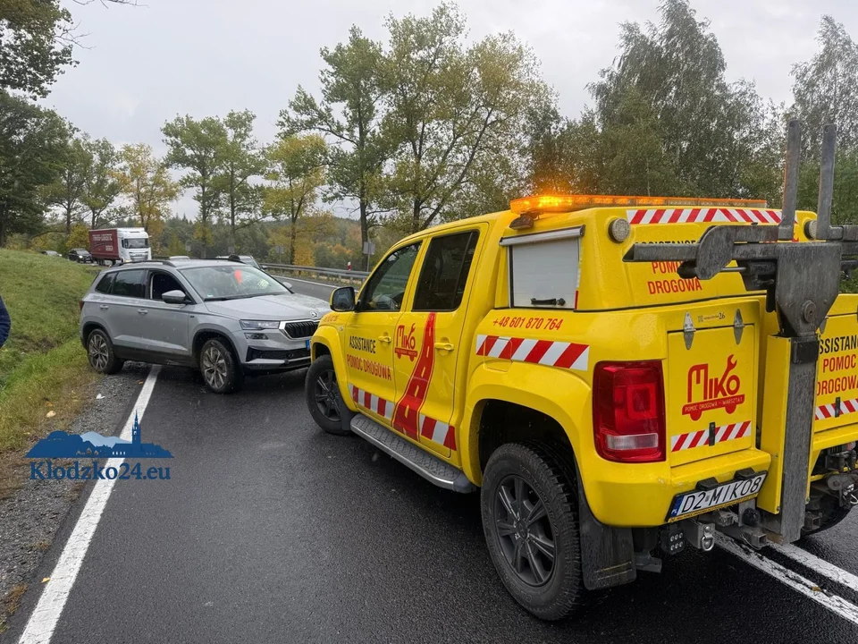 Skoda wypadła z DK46 w Podzamku. Kolejne zdarzenie na dobrze znanym zakręcie - Zdjęcie główne
