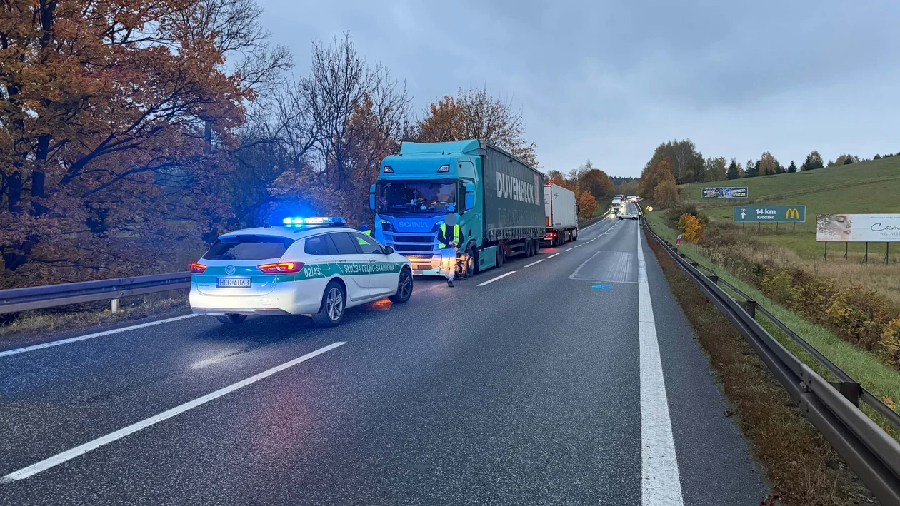 Szczytna - zderzenie ciężarówki z osobówką na DK8 - Zdjęcie główne