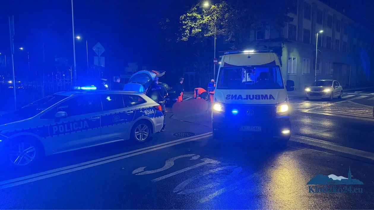 Potrącenie pieszego na skrzyżowaniu Grunwaldzkiej i Łużyckiej w Kłodzku. Poszkodowany trafił do szpitala (Zdjęcia) - Zdjęcie główne
