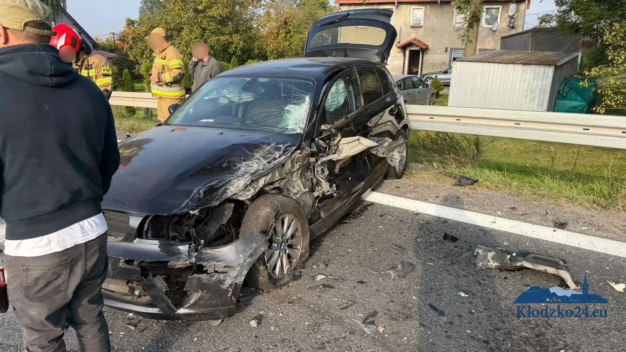 Boguszyn: zderzenie Golfa z BMW. Kierowca Golfa miał uciec z miejsca zdarzenia (Zdjęcia) - Zdjęcie główne
