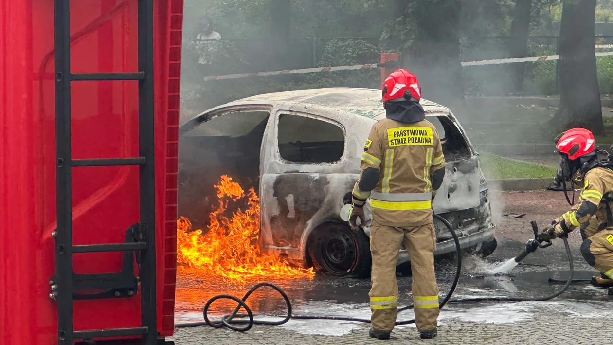 Kłodzko - pożar auta pod starostwem - Zdjęcie główne