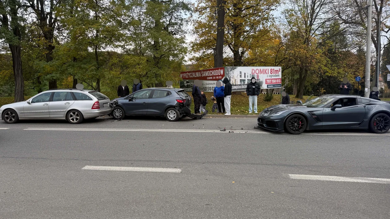 Kłodzko. Chevrolet Corvette uderzył w Renault Clio. Kolizja trzech aut na ul. Noworudzkiej (Zdjęcia) - Zdjęcie główne