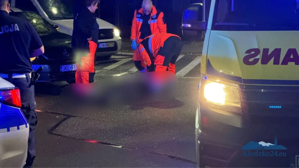 Potrącenie pieszego na skrzyżowaniu Grunwaldzkiej i Łużyckiej w Kłodzku. Poszkodowany trafił do szpitala (Zdjęcia)