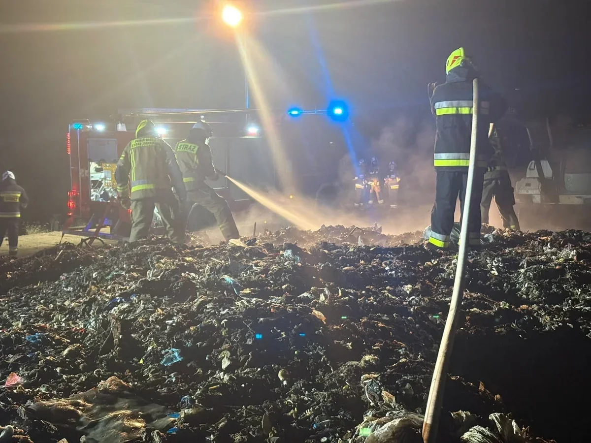 Ścinawka Dolna: pożar składowiska odpadów. Sześć zastępów straży pożarnej na miejscu [zdjęcia]