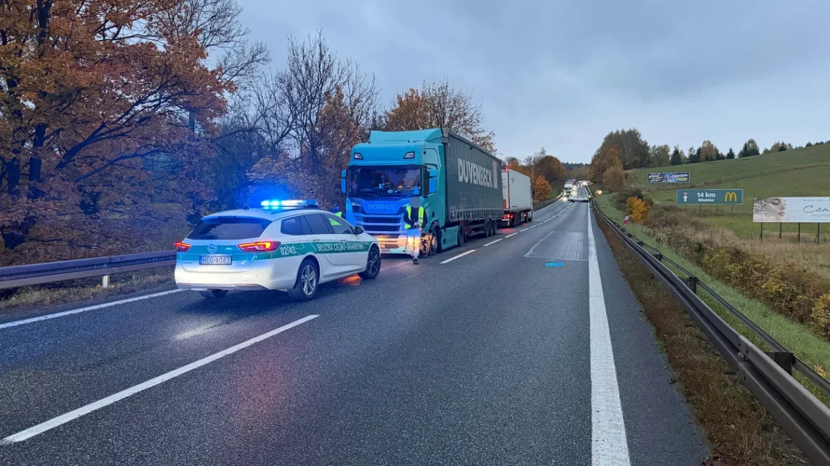 Szczytna - zderzenie ciężarówki z osobówką na DK8