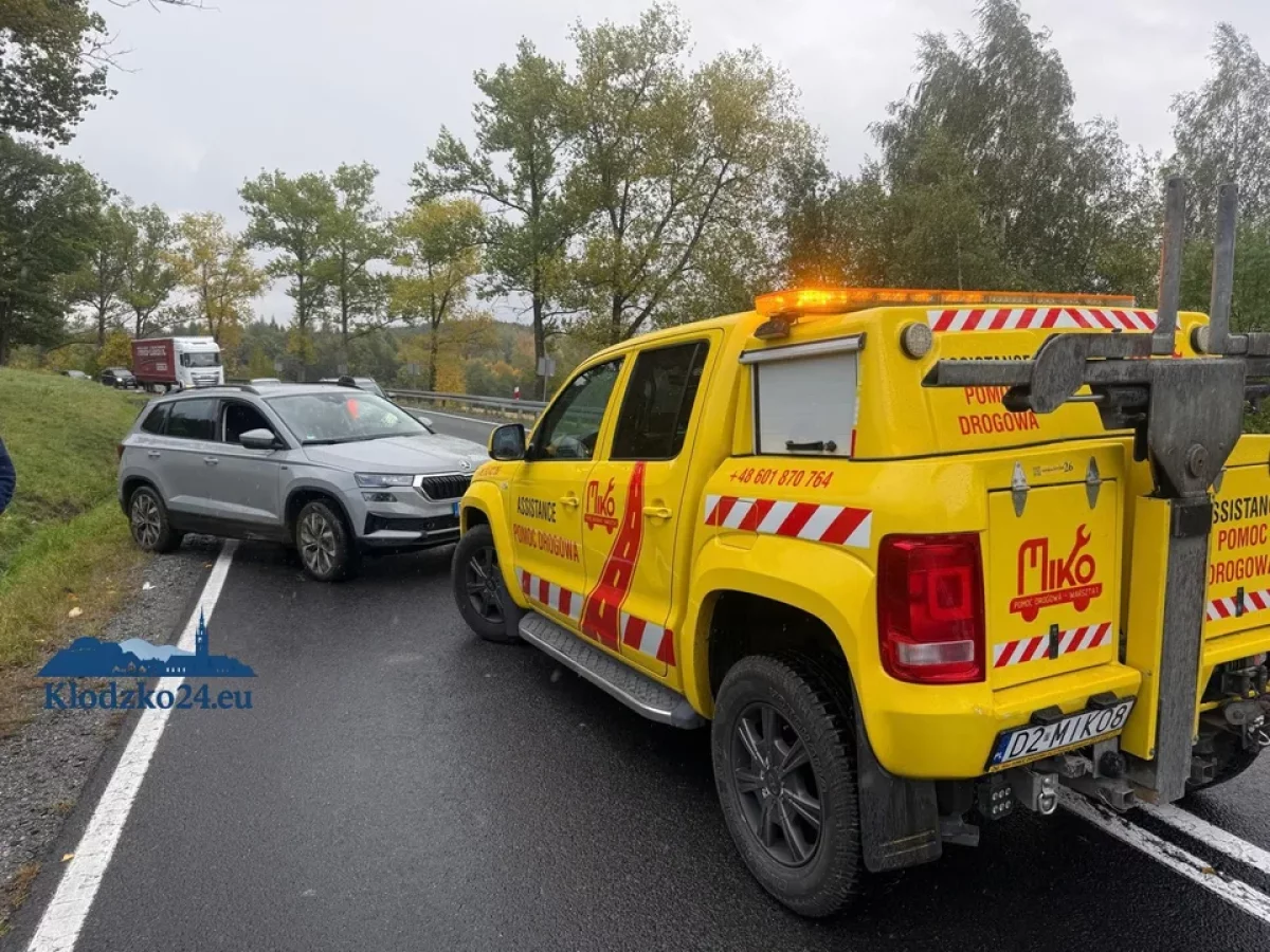 Skoda wypadła z DK46 w Podzamku. Kolejne zdarzenie na dobrze znanym zakręcie