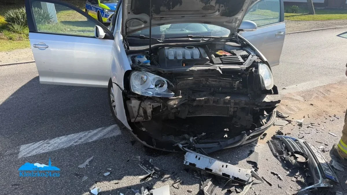 Zderzenie na trasie Nowa Ruda–Kłodzko. Golf i Honda rozbite, droga zablokowana