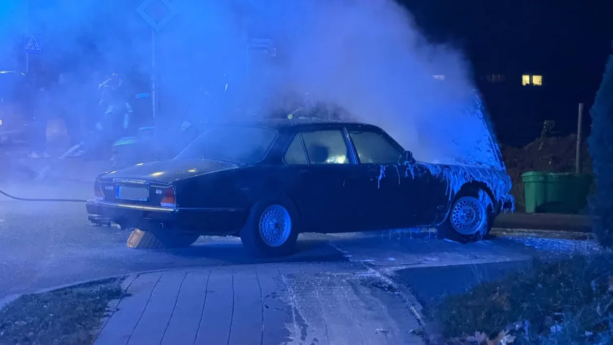 Kłodzko - pożar Jaguara na ul. Malinowej